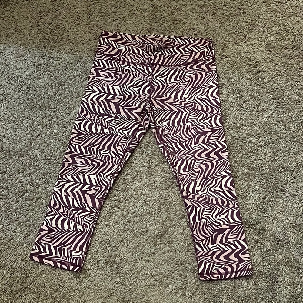 Power hold by fabletics Capri leggings, size medium.